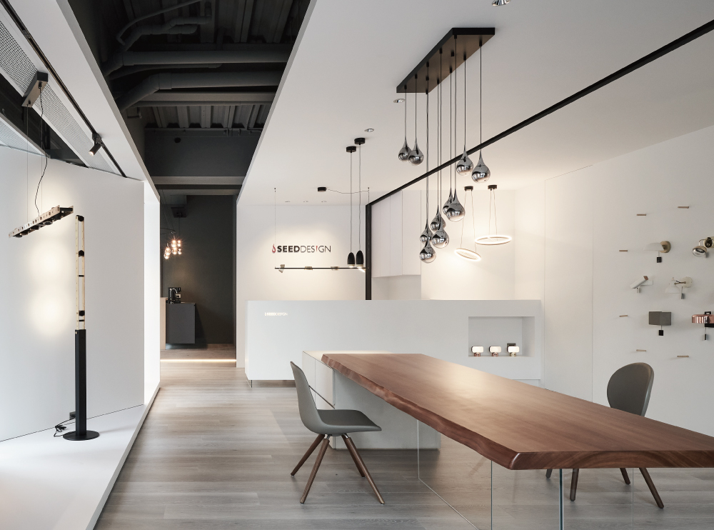 After 16 years of rooting in Taichung, the brand store has relocated to an exclusive residential district and reopened in Autumn 2021. There are two floors in the new showroom, totally 230 square meters overhauled by the creative team INDOT Design.