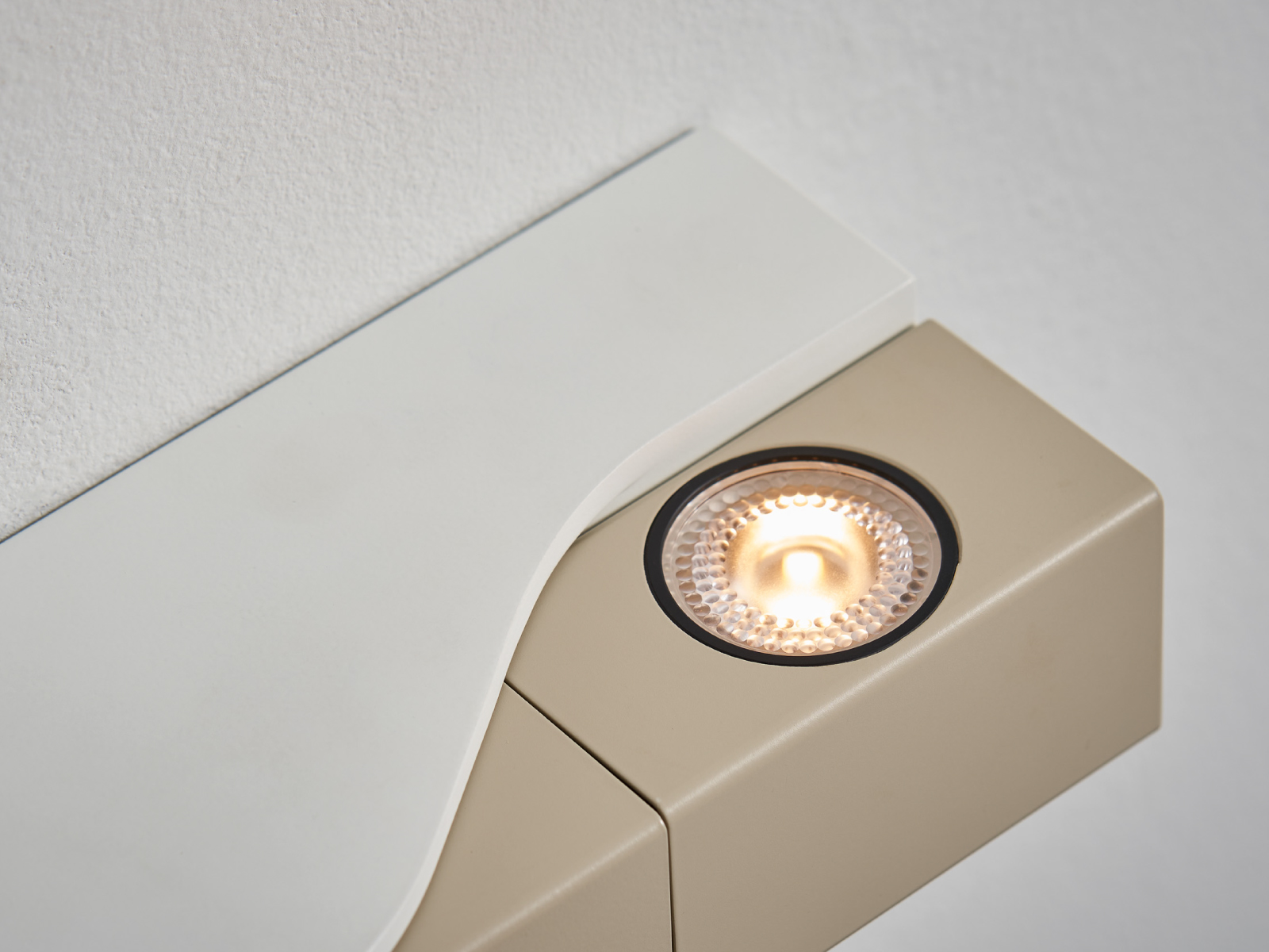 Superior Color Rendering Index CRI 95 -WÚ wall lamp